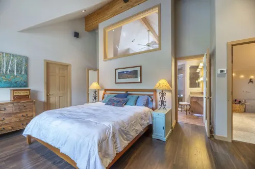 Near Slopes, Private Family Home, HotTub, Centrally located to all Ski Resorts!