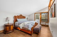 Family friendly private escape w/ hot tub, game room & fireplace in the Poconos 카로베스 호 주변 호텔