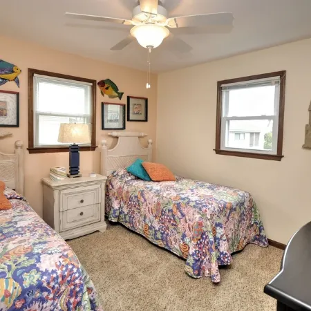 2nd Row House - 2 min walk to beach, oversized screened porch and ready for fun