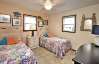 2nd Row House - 2 min walk to beach, oversized screened porch and ready for fun Sunset Beach Waterfront Park附近的飯店