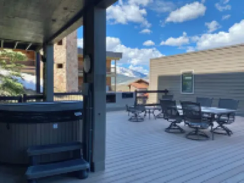 Designer Condo #5, Epic Views, Hot Tub, 75 55" TVs, Sonos, Free Winter Bus