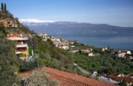 Luxury living on 100m2 with a magnificent view of Lake Garda - golf and biker paradise