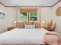 Charming Mtn Cabin, Hot Tub+Fire Pit, Private, WiFi, Grill, Near Green Mtn Area! Hotels in Mitchell County