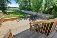 Spacious water-facing 5-bedroom loft with backyard access to Cedar Lake Hotels in Cedar Lake