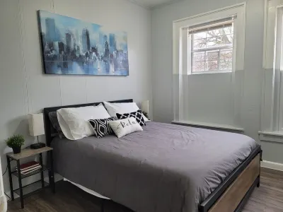 Downtown Ypsilanti 2 bedroom / 1 bath Hotel dekat Eastern Michigan University