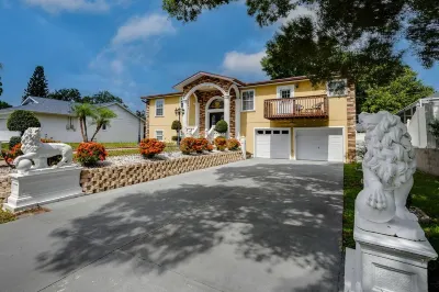 Luxury 5 Bedroom Dunedin home ~ TWO full kitchens, heated pool, hot tub!