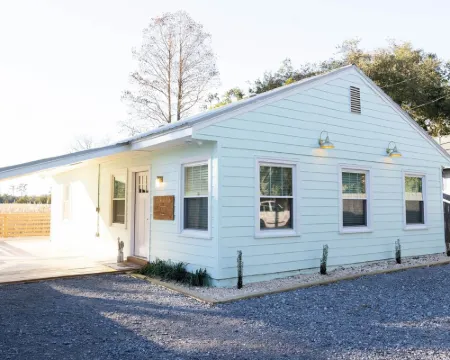 Marsh view bungalow located in Georgetown, SC Hotels in Georgetown
