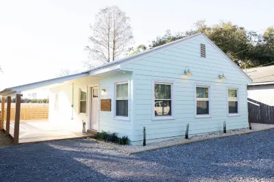 Marsh view bungalow located in Georgetown, SC Hotels near Outlaw's Original Art Gallery and Museum