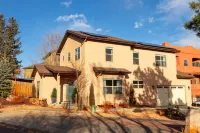 Luxury Home, Hot Tub, Child/Pet-Friendly, Cool Art