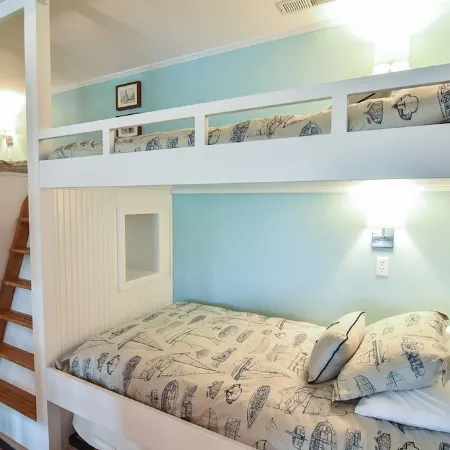 Charming Waterfront Cottage with Boat Ramp and boat docking - Pet Friendly