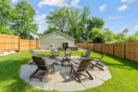 Cozy cottage w/hot tub, game room & backyard. Close to West Point and Bethel.