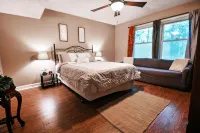 Spacious 3 Bedroom Townhouse newly renovated!