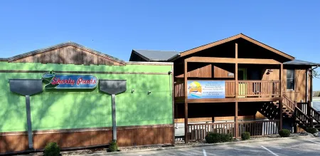 Three Season's Resort Lakefront Condo with Remarkable Views at Mile Marker 21 Отели в г. Осейдж Тауншип