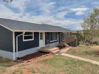 Farmhouse Cabin w/Game room in a Historic Gold Mine Town w/Mountain Views