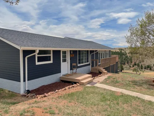 Farmhouse Cabin w/Game room in a Historic Gold Mine Town w/Mountain Views