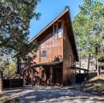 Northern Star - Unique Cabin, Hot Tub, Pets okay, close to Skiing, Track, Casino