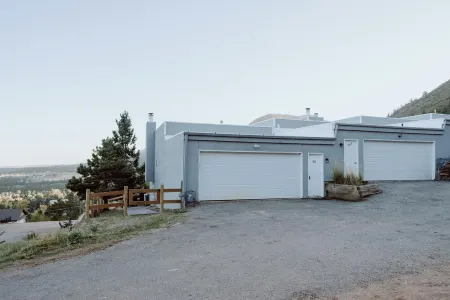 Dream location- Mountain Views, Reservoir trails, small town, close to USAFA Отели в г. Палмер Лейк