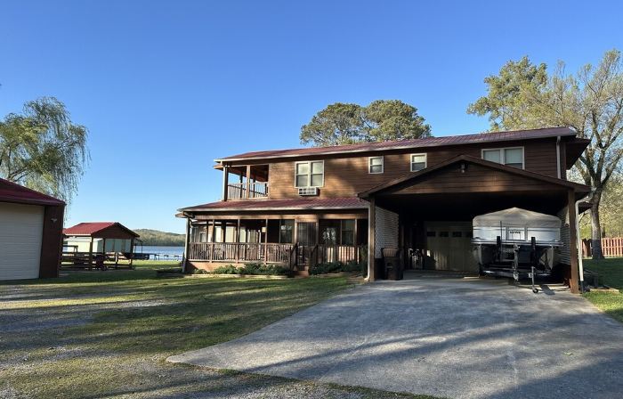 Beautiful rustic lodge located on Lake Guntersville with private boat ramp/dock