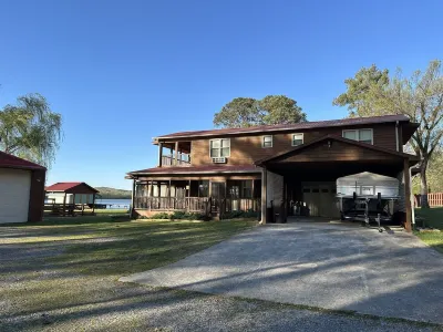 Beautiful rustic lodge located on Lake Guntersville with private boat ramp/dock