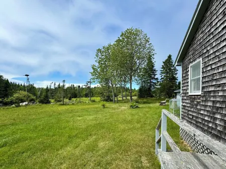 Comfy "Mini-estate" on Iconic Corea Harbor