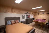 Cedar Retreat with Hot Tub, Sauna & Lake Access - balcony