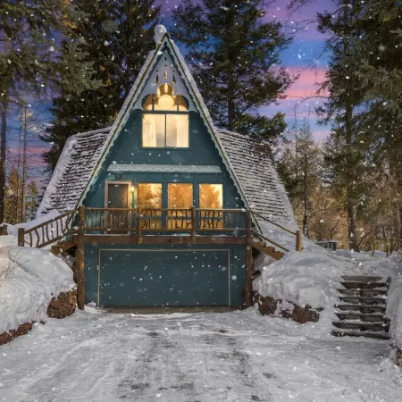 Pet Friendly, 10 Guests, Walking Distance to Payette Lake/Downtown, Hot Tub!