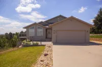 Immaculate modern home with stunning views nestled into a beautiful valley. - Jacuzzi