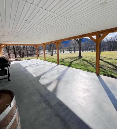 The River House: stone section built in 1790, borders the scenic Juniata  River! Отели в г. Juniata County