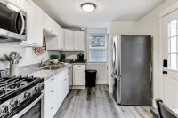 The Pine House: Unit B (near 6th Ave, UPS, UW, and Point Ruston)