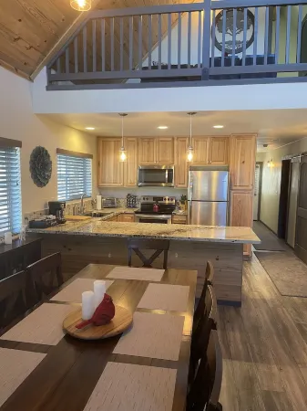 Cardinal Nest: Modern Cabin in Munds Park - 20 min to Flag and 40 min to Sedona