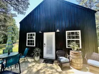 Cozy 2 bedroom cabin nestled in the pines - Homestays