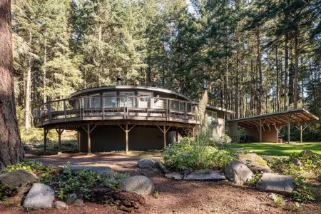 TreeTops Forest Retreat Отели рядом с достопримечательностью «Парк Отис Перкинс Дей»