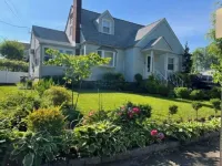 Beautiful place minutes away to New York City .