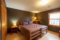 Your own private lake with lodge! Sleeps 24 people. Lots of parking.