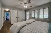 Lakeside Livin'-near Marina, Game Room, Wi-Fi, King Bed, Fire Pit, Huge Balcony Hotels in Fairfield Bay