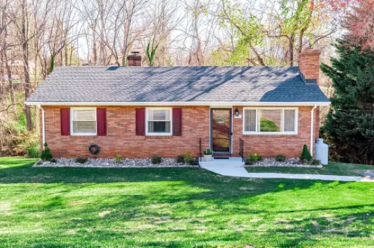 The Bartlett Nook/ HOT TUB/ 3-BEDROOM/ 4 BEDS/ CLOSE TO LU