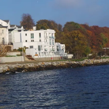 Apartment with stunning sea views directly above the beach promenade