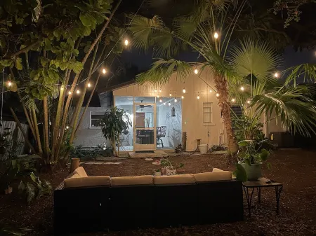 Beautiful 2 bedroom home just minutes away from Sarasota Bay. Отели рядом с достопримечательностью «Сарасота Джунгл Гарденс»