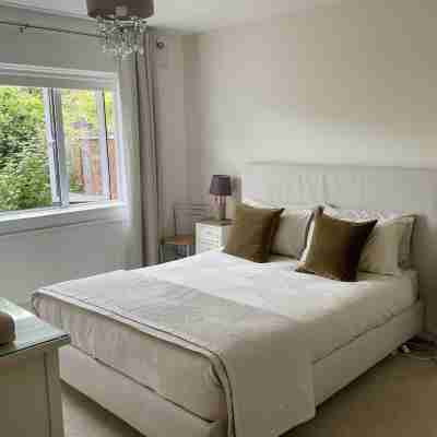 4 bedroom, 3 bath, walk to the beach, golf, shops, pubs. New Forest 3 miles. Rooms