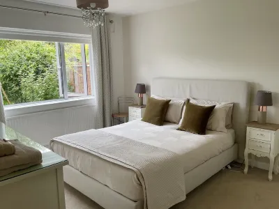 4 bedroom, 3 bath, walk to the beach, golf, shops, pubs. New Forest 3 miles.