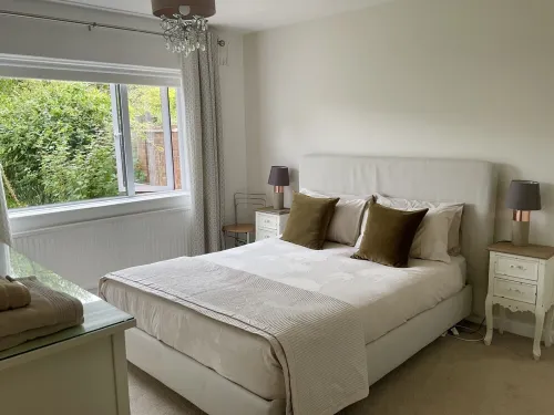 4 bedroom, 3 bath, walk to the beach, golf, shops, pubs. New Forest 3 miles.