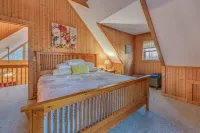 Beautiful Lake Front Log Cabin with Dock