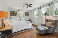 》Breathtaking Lake WaterFront Home Retreat w Pool《