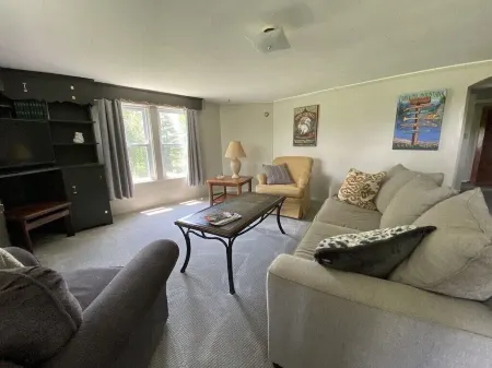 The Old Farmhouse near Pisgah National Forest entrance Отели в г. Бревард