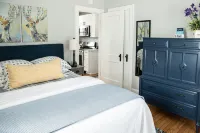 New Reno. Entire Home. Blue Bungalow in downtown Lake Geneva. Walk to Lake