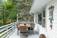 Lake views and minutes from Lawsonia Golf Course and downtown Green Lake.