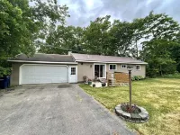 Cozy home in the heart of Lake Ann Village! Hotels in Almira Township