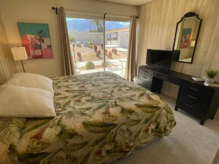 Vista Esterella Mid-Century Modern condo sleeps 4 Отели в г. Боррего-Спрингс