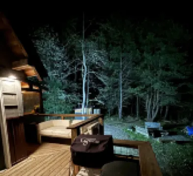 Cozy Off-grid Cabin within a private setting loaded with spa like amenities