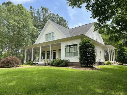 Farmhouse escape, minutes to Lake Gaston or Downtown Littleton. Pets welcomed!